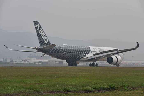 除了碳纤维制品配件，飞机还使用过哪些材料？